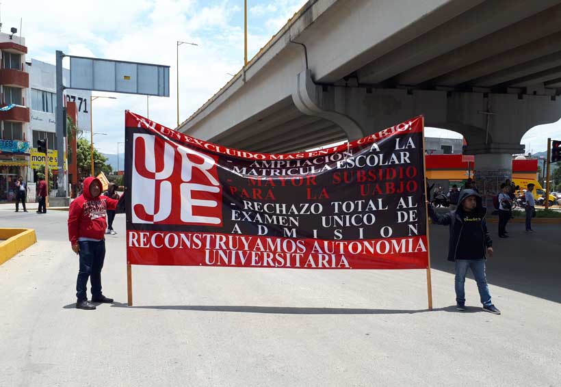 Solo en Oaxaca, con bloqueo rechazan aumento en transporte | El Imparcial de Oaxaca