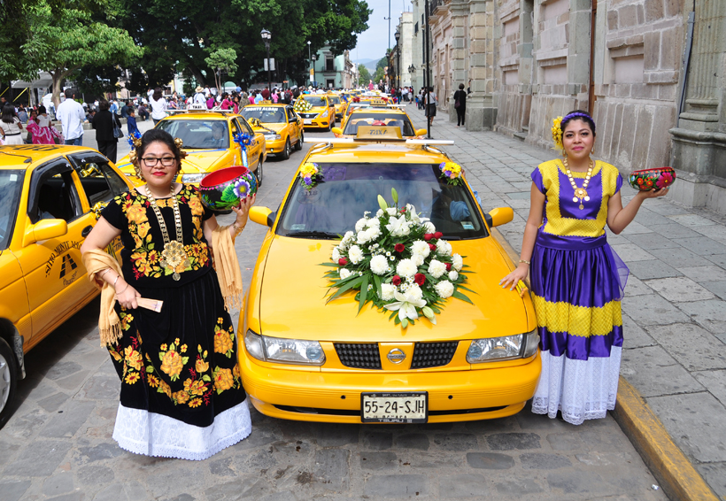 Taxistas festejan su día con un desfile en la ciudad de Oaxaca | El Imparcial de Oaxaca