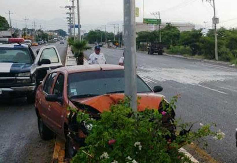 Sujeto choca contra alumbrado público sobre la carretera transístmica | El Imparcial de Oaxaca