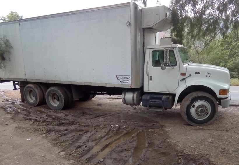 Policía Vial Estatal en Cuicatlán asegura camión abandonado | El Imparcial de Oaxaca