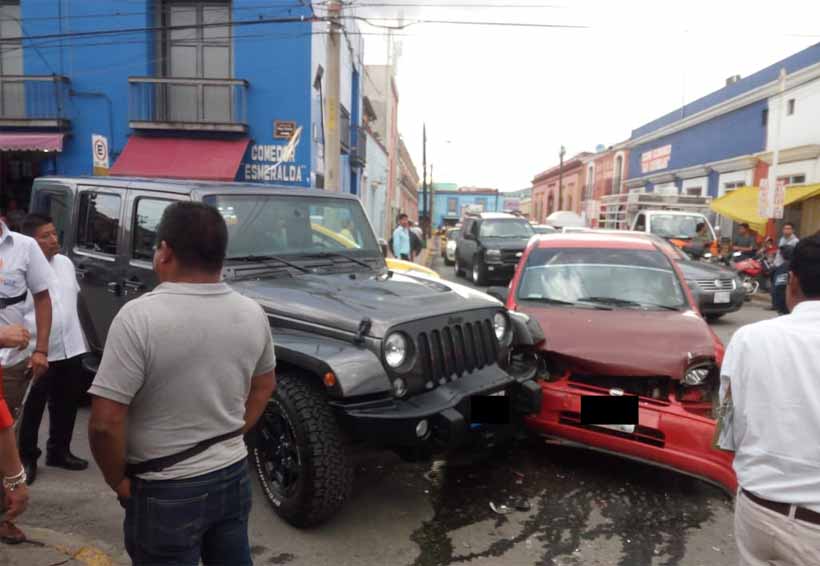 Ebrio adulto mayor  ocasiona choque en el centro de Oaxaca