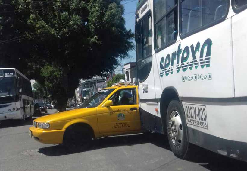 Percance vial entre  Sertexa y taxi | El Imparcial de Oaxaca