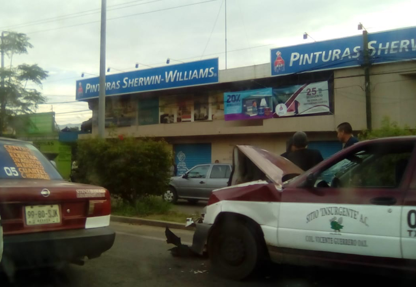 Aparatoso choque de taxi foráneo en Símbolos Patrios | El Imparcial de Oaxaca