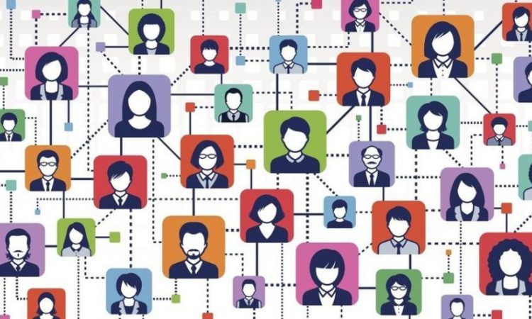 No son tus amigos, pero Facebook quiere que los conozcas