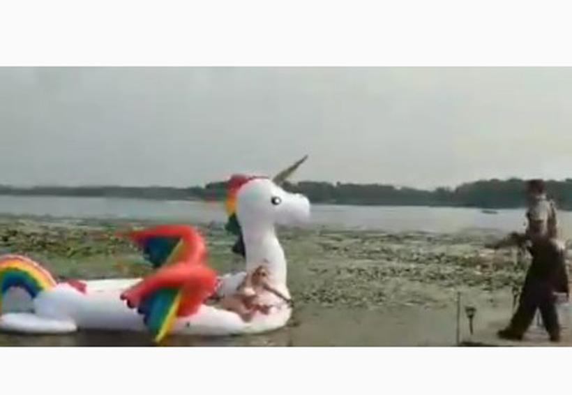 Video: Montaban un ‘unicornio’ y tuvo que rescatarlas de un lago la Policía | El Imparcial de Oaxaca