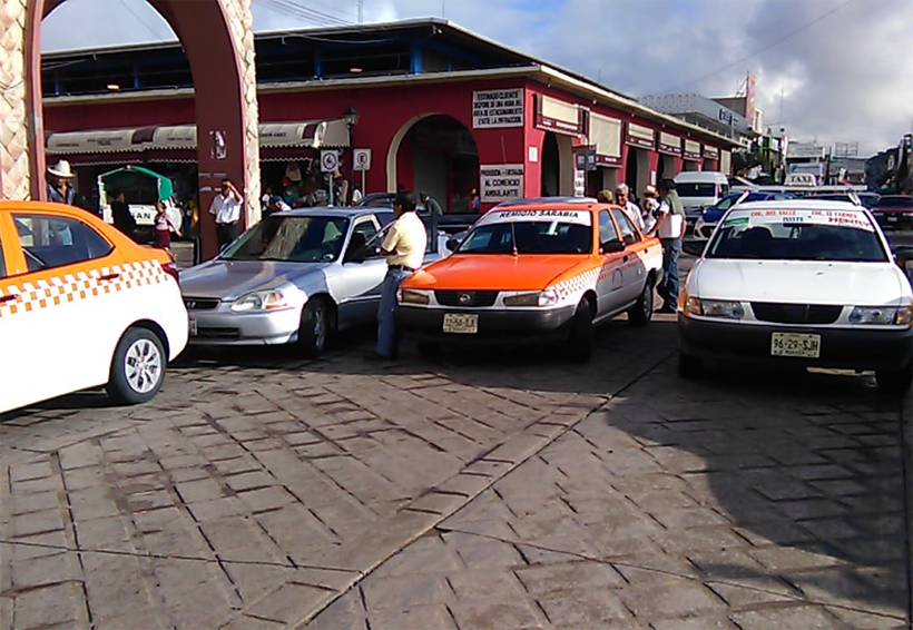 Taxistas bloquean las calles de Huajuapan de León, Oaxaca | El Imparcial de Oaxaca