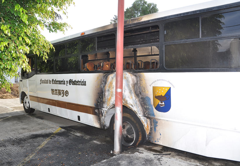 Enfrentamiento en CU deja un autobús incendiado por presuntos porros | El Imparcial de Oaxaca