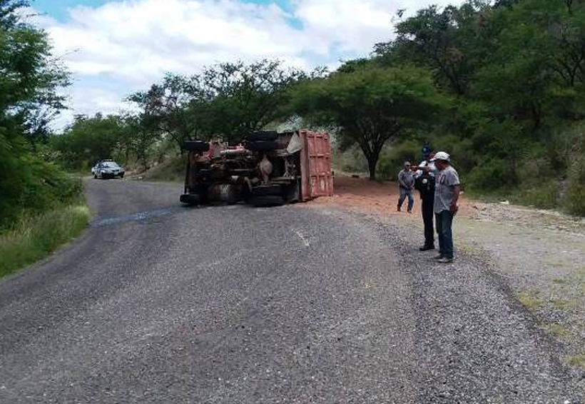 Pierde el control y vuelca su camión en Huajuapan | El Imparcial de Oaxaca