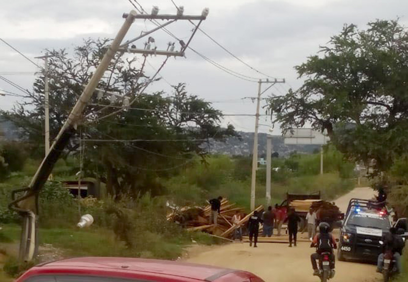 Camión maderero derriba un poste | El Imparcial de Oaxaca