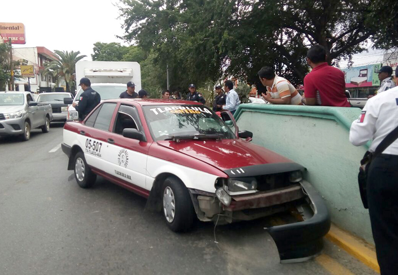 Taxi de Tlacolula se estampa contra camellón | El Imparcial de Oaxaca