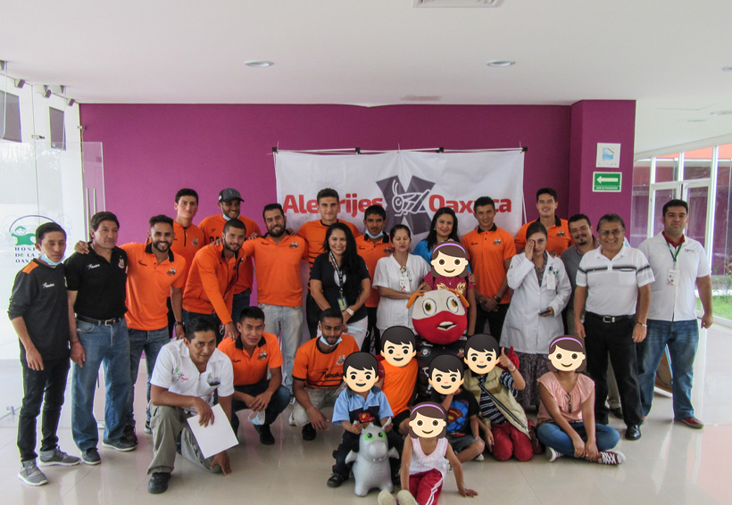 Alebrijes llevan sonrisas al Hospital de la Niñez Oaxaqueña