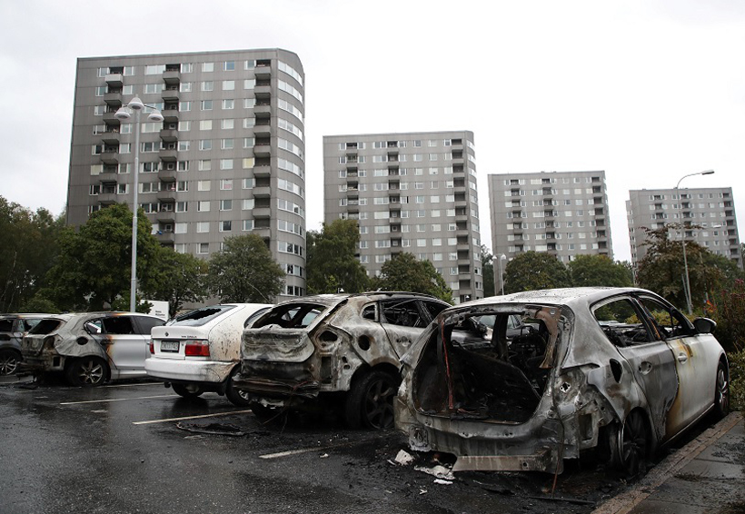 Detienen a dos jóvenes por quemar 100 automóviles en Suecia | El Imparcial de Oaxaca
