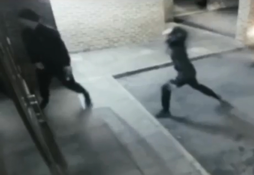 Video: Ladrón intenta romper una ventana con un ladrillo y termina noqueando a su cómplice | El Imparcial de Oaxaca