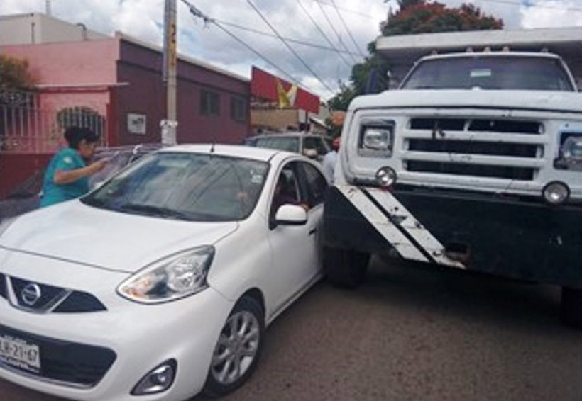 Chocan automóvil y camión, en Huajuapan | El Imparcial de Oaxaca
