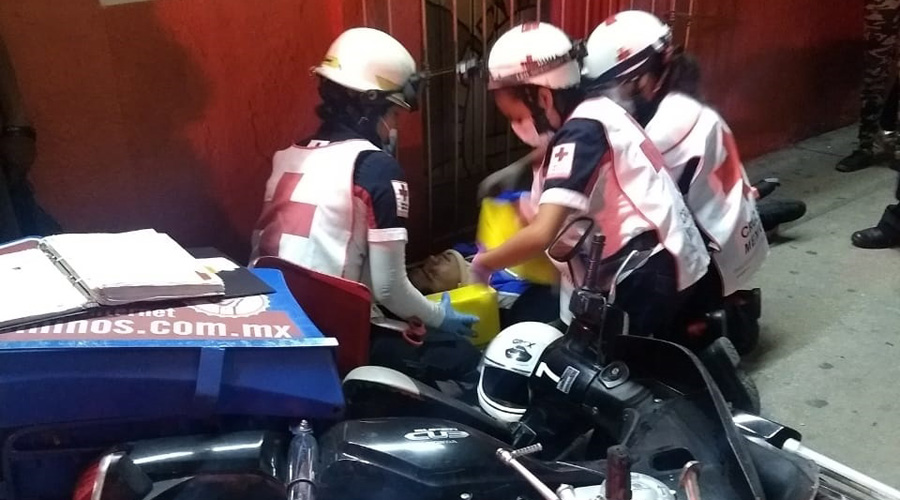 Repartidor de pizza, choca con camión urbano