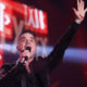 Robbie Williams es criticado por preguntarle su nombre de nacimiento a cantante transgénero