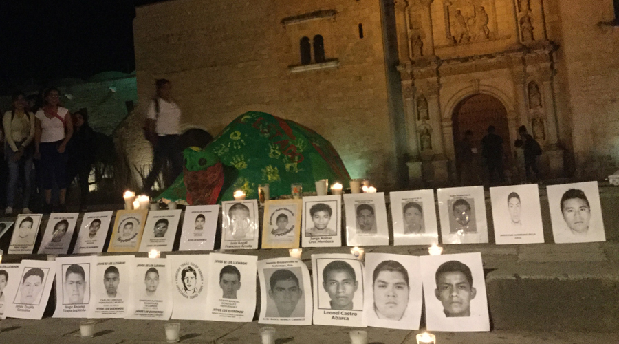 “Nos faltan 43”, un altar frente a Santo Domingo | El Imparcial de Oaxaca