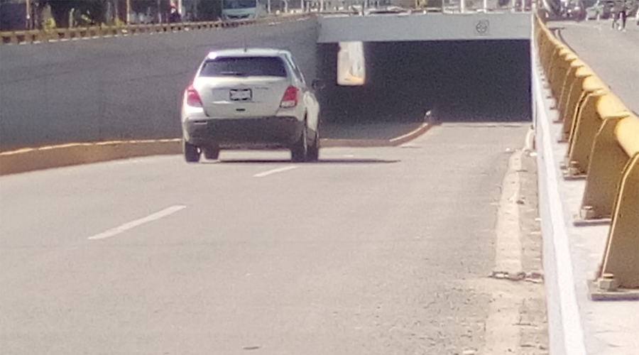 Advierten riesgo por la falta de iluminación en el puente vehicular de 5 Señores