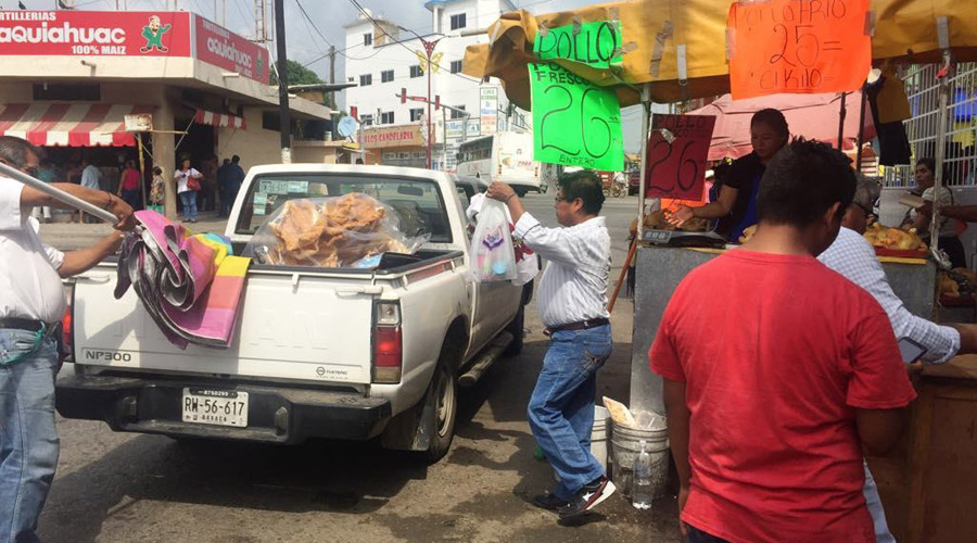 Comerciantes y particulares impiden la circulación vial en Tuxtepec, Oaxaca | El Imparcial de Oaxaca