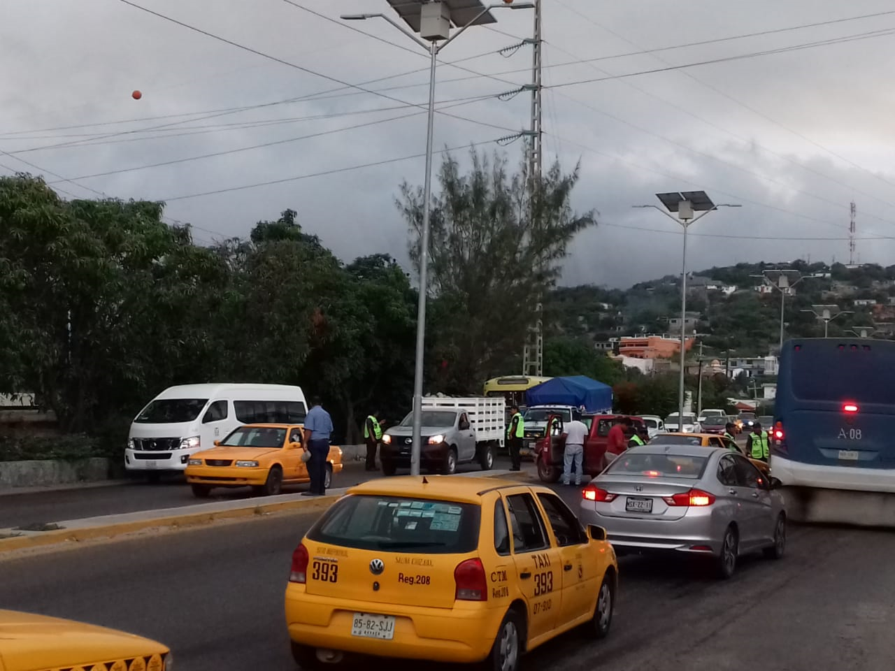 Camioneta impacta urban y provoca serios daños | El Imparcial de Oaxaca