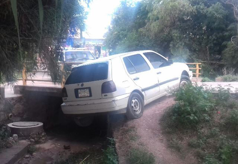 En Huajuapan, choca contra puente  y abandona la unidad