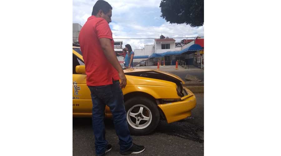 Chocan taxis  en el periférico | El Imparcial de Oaxaca