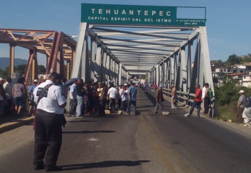 Padres de familia y docentes bloquean Puente de Fierro | El Imparcial de Oaxaca