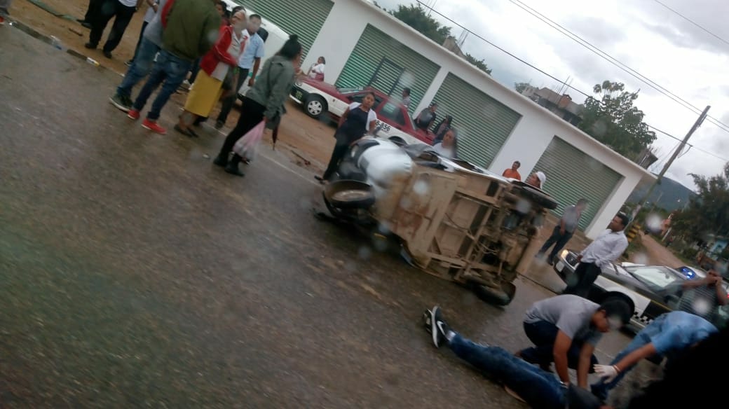 En Zaachila, taxista embiste a  mototaxi: dos heridos | El Imparcial de Oaxaca