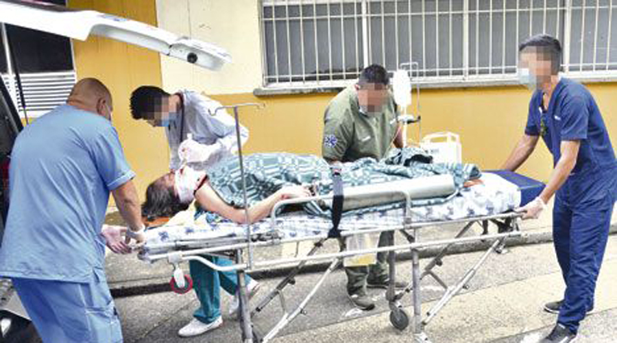 Mujer arrollada por motociclista es internada