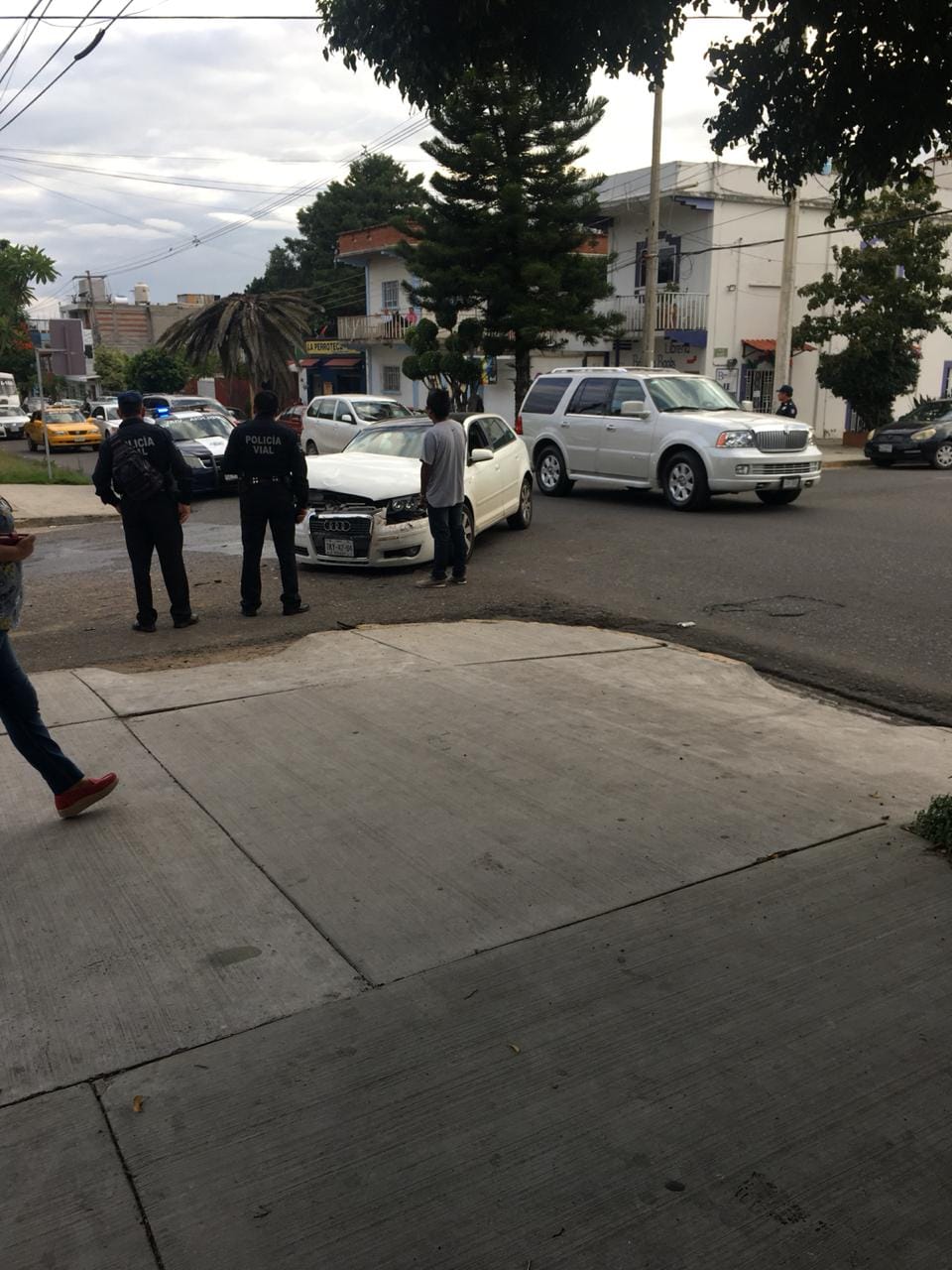 Chocan autos en la colonia Reforma