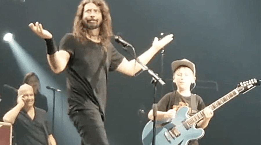 Dave Grohl regala guitarra a niño fan… de Metallica | El Imparcial de Oaxaca