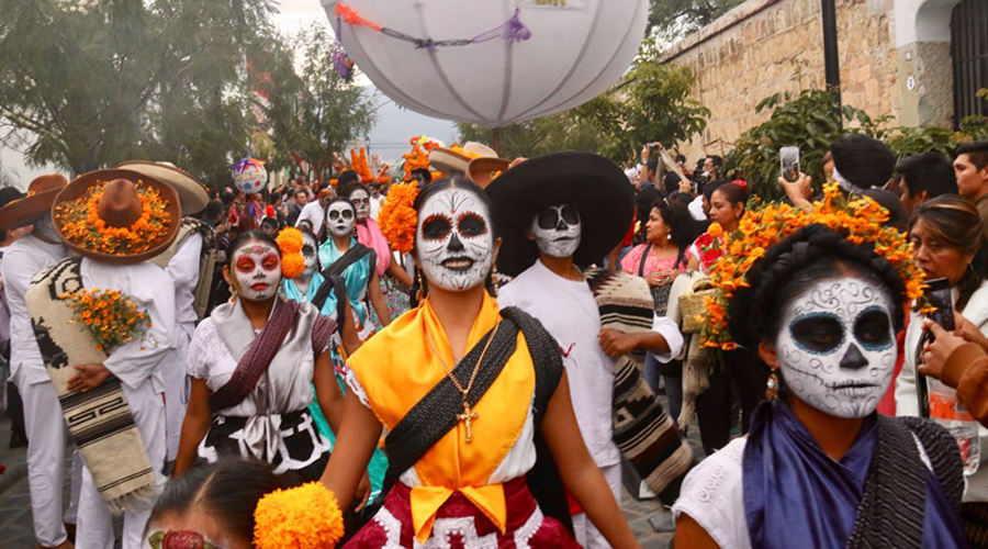 Comparsas y muertedas,  de fiesta en Oaxaca | El Imparcial de Oaxaca