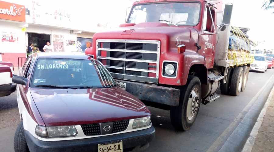 Choca taxi y torton chocan en el Periférico | El Imparcial de Oaxaca