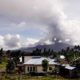 Entra en erupción volcán en Indonesia