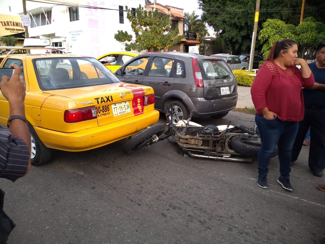 Choca contra un taxi en la colonia Reforma, Oaxaca | El Imparcial de Oaxaca