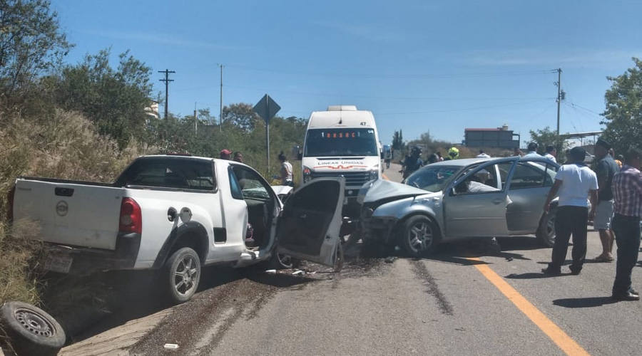 Choque brutal en la 175, entre camioneta y auto | El Imparcial de Oaxaca