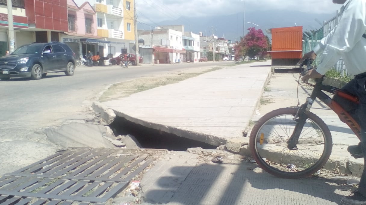 Sin atender, problema de hundimiento en Avenida de Hornos | El Imparcial de Oaxaca
