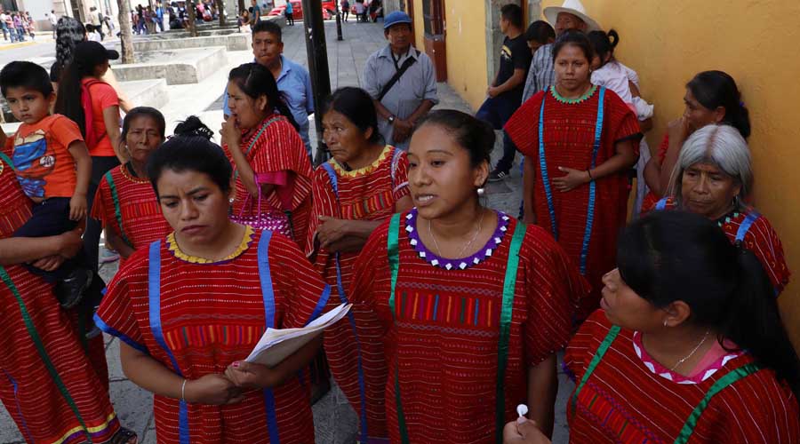 Desplazadas de Copala exhiben a representante | El Imparcial de Oaxaca