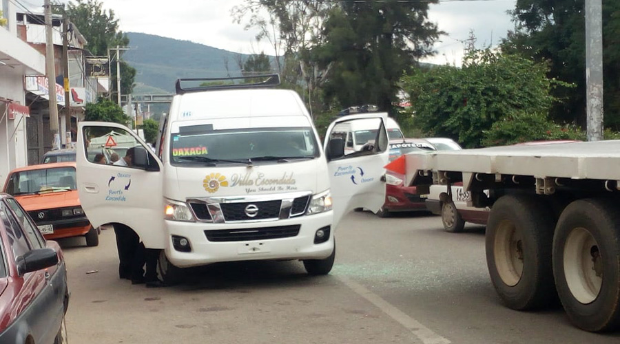 Camión le destroza  la puerta a urban en Símbolos Patrios | El Imparcial de Oaxaca