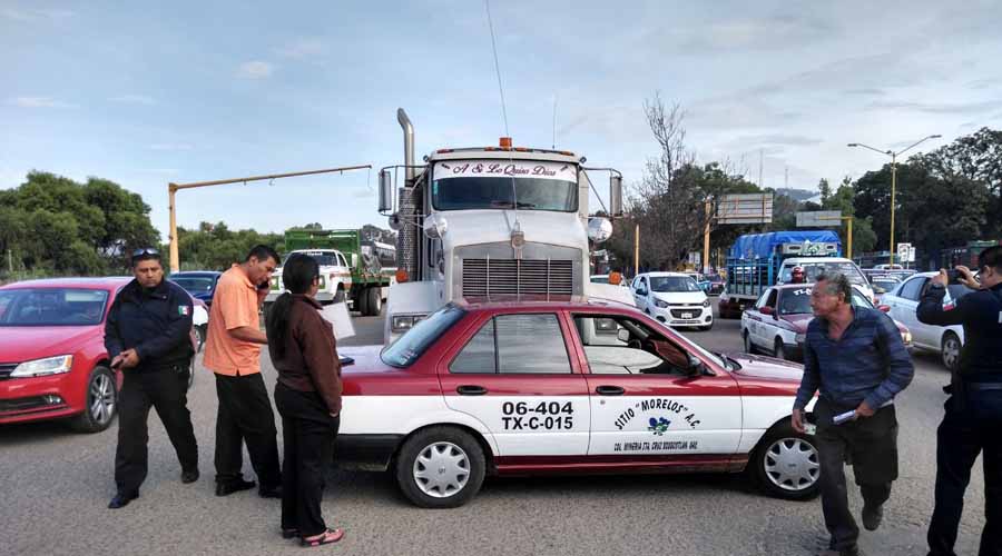 Tráiler y taxi foráneo chocan en el Periférico | El Imparcial de Oaxaca