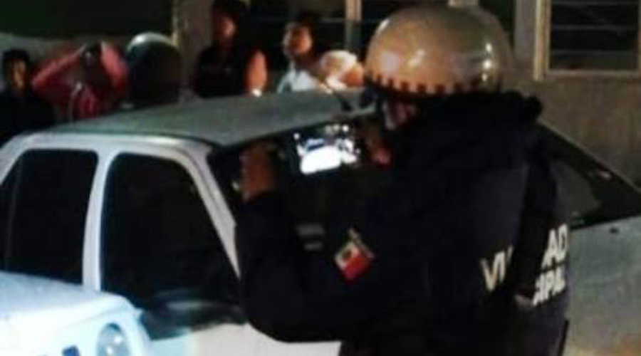 Camioneta choca auto; dos niños heridos