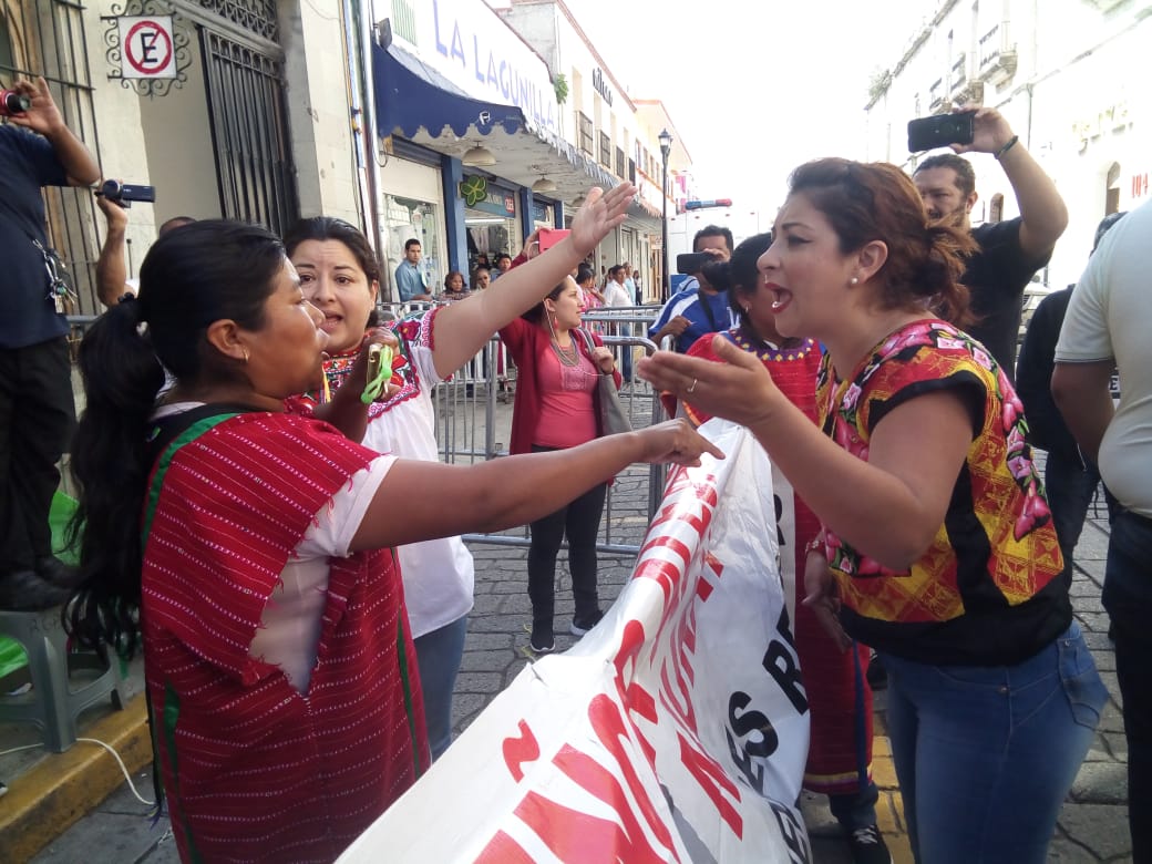Comerciantes intentan dialogar con triquis y terminan agrediéndolos | El Imparcial de Oaxaca