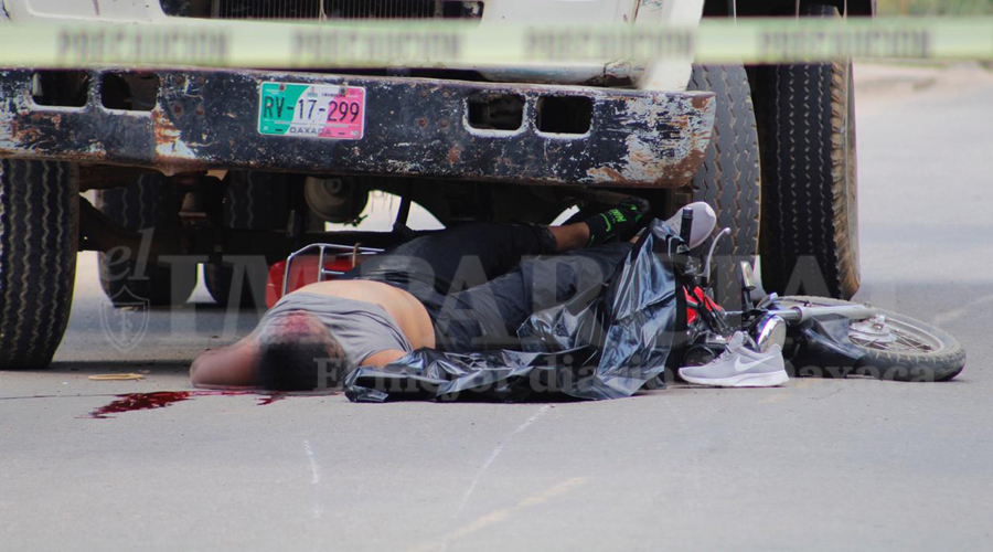 Muere motociclista al impactarse con torton en Santa María Atzompa | El Imparcial de Oaxaca
