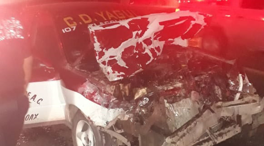 Choque de un taxi contra camioneta en Tlacolula