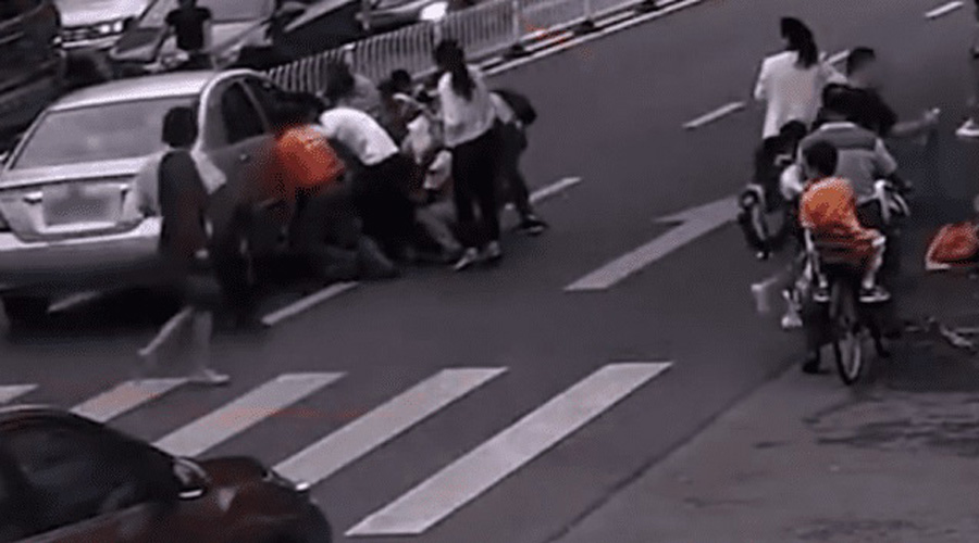 Video: Ciudadanos se unen para levantar un auto y rescatar a niña atropellada | El Imparcial de Oaxaca