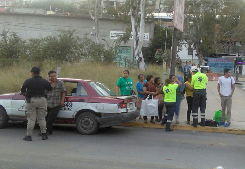 Camión embiste a taxi por la parte trasera en Xoxo | El Imparcial de Oaxaca