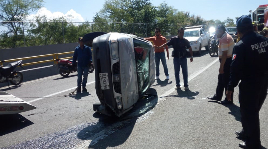 Volcadura en el Cerro de deja una lesionada