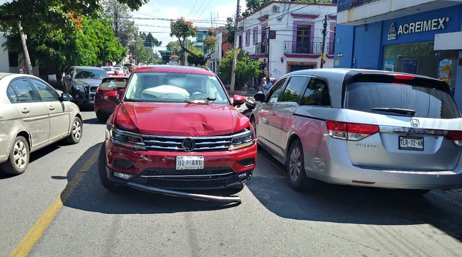 Se registra fuerte choque automovilístico en la colonia Reforma, Oaxaca | El Imparcial de Oaxaca