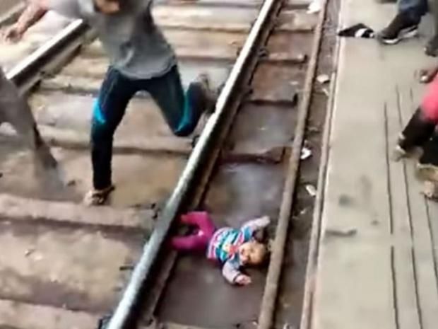 Video: Tren le pasa por encima a bebé y éste sobrevive sin un solo rasguño | El Imparcial de Oaxaca