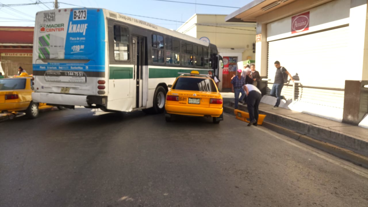 Urbano choca contra taxi en Centro de Oaxaca